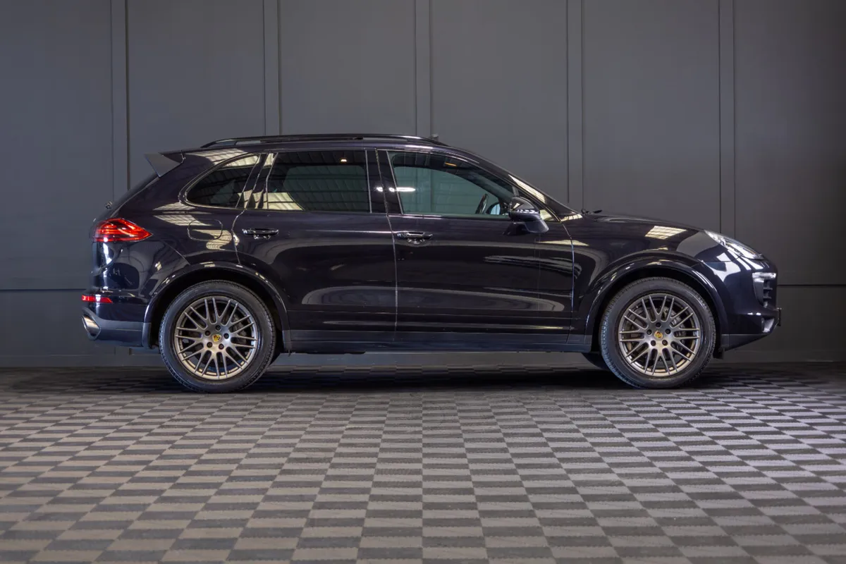 162 Porsche Cayenne 3.0D V5 Platinum Ed. 5 Seat N1 - Image 2