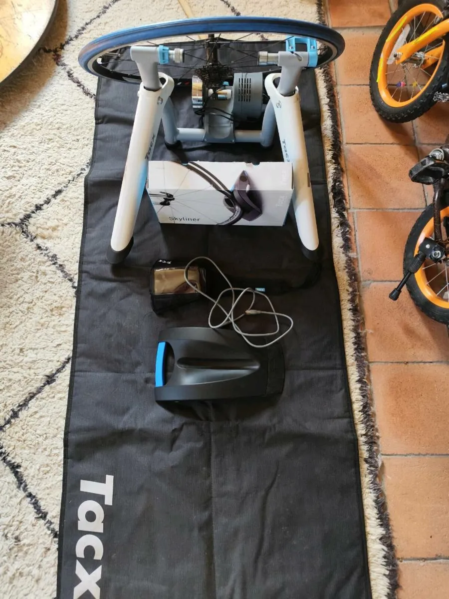 Tacx flow turbo trainer with accessories - Image 1