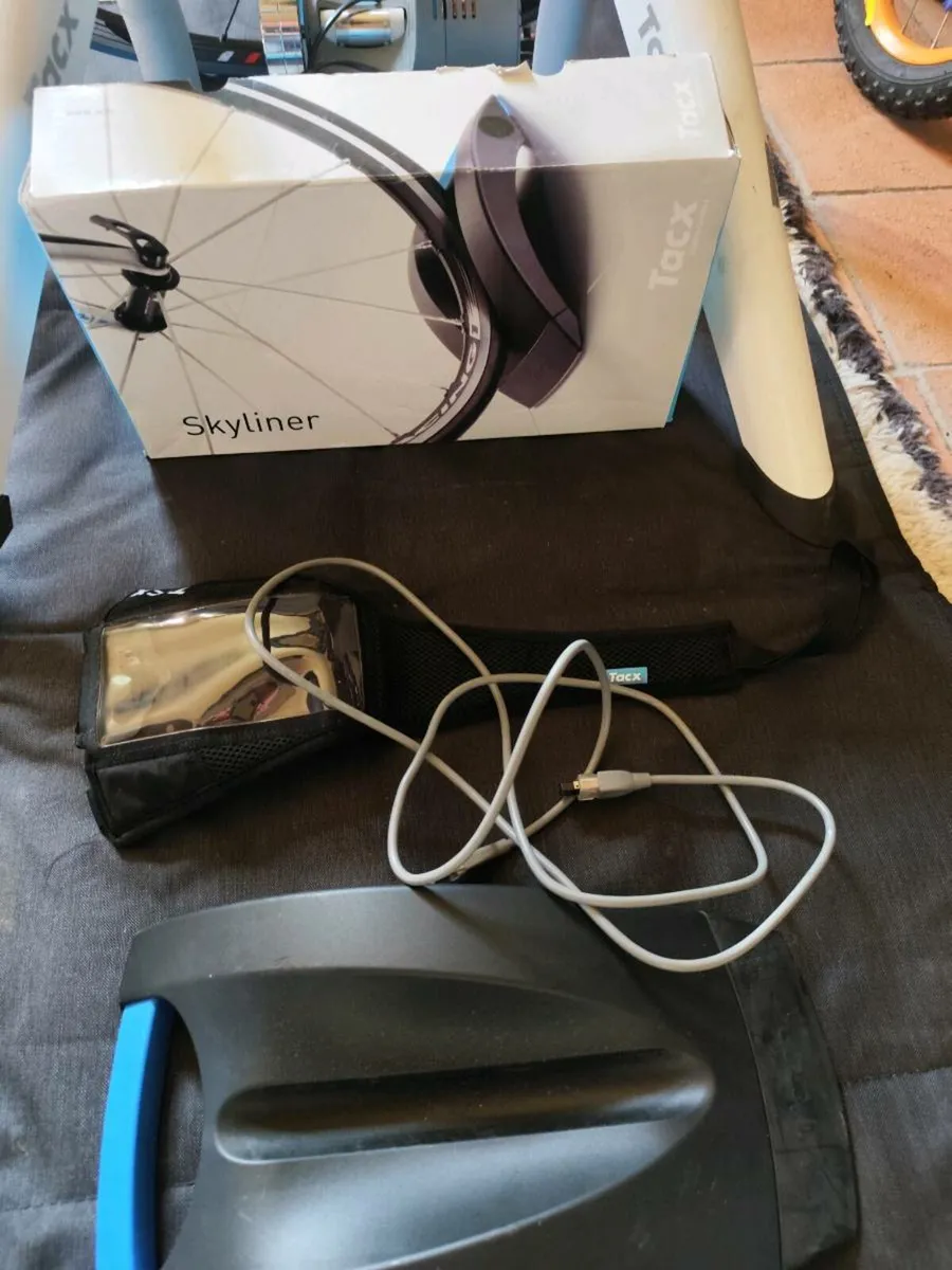Tacx flow turbo trainer with accessories - Image 2