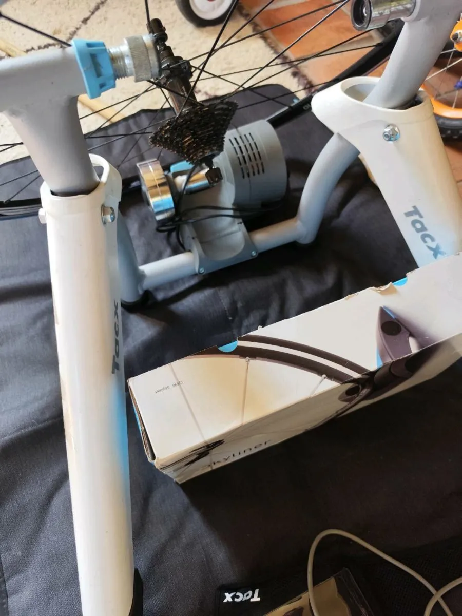 Tacx flow turbo trainer with accessories - Image 3