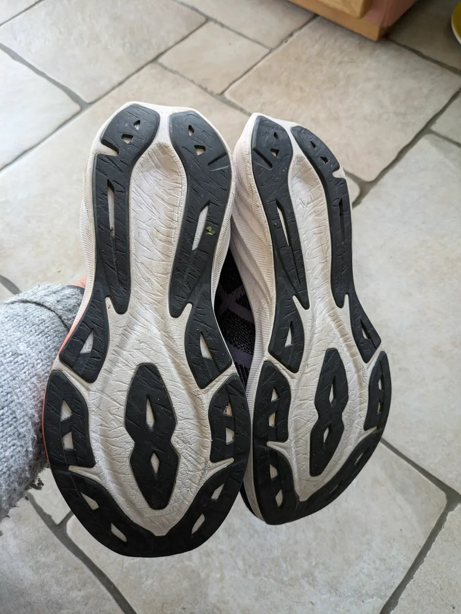 ASICS Novablast 3 Running Shoes – Hardly Worn - Image 2