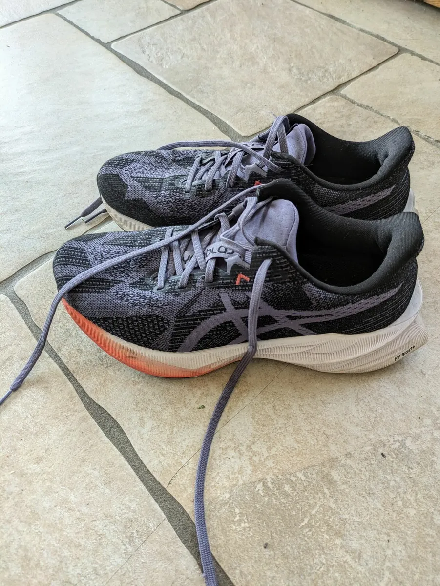 ASICS Novablast 3 Running Shoes – Hardly Worn - Image 3