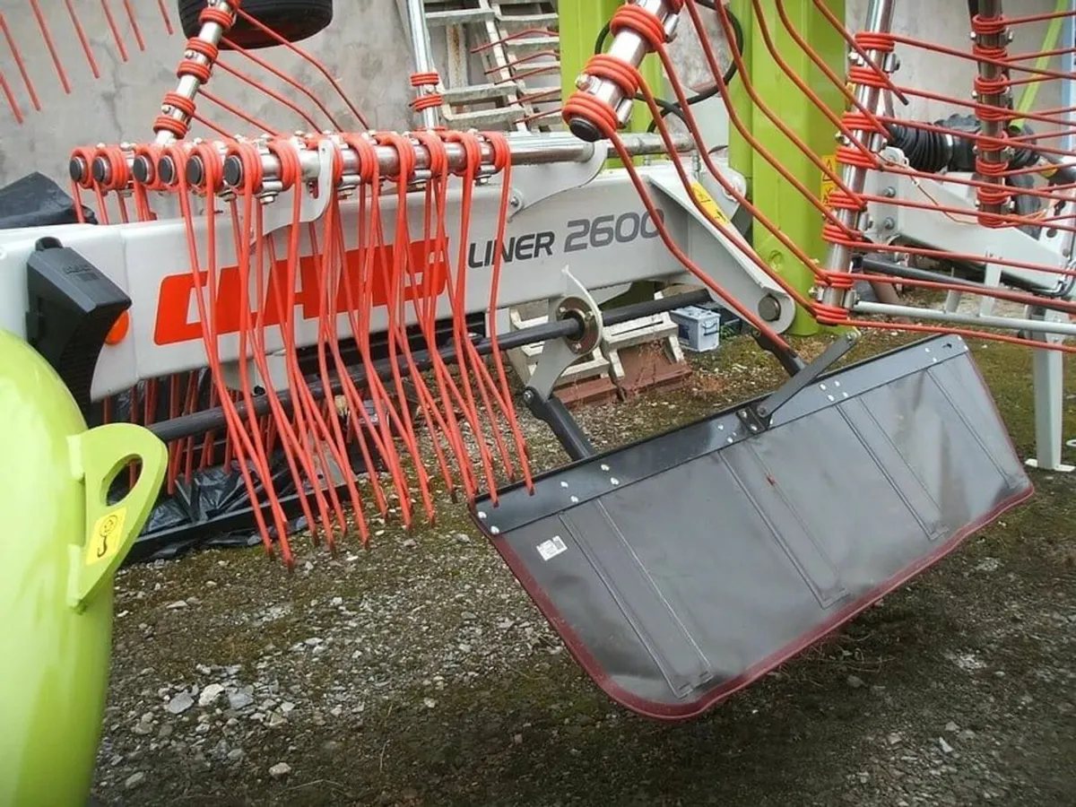 2017 Claas liner 2600 rake - Image 2