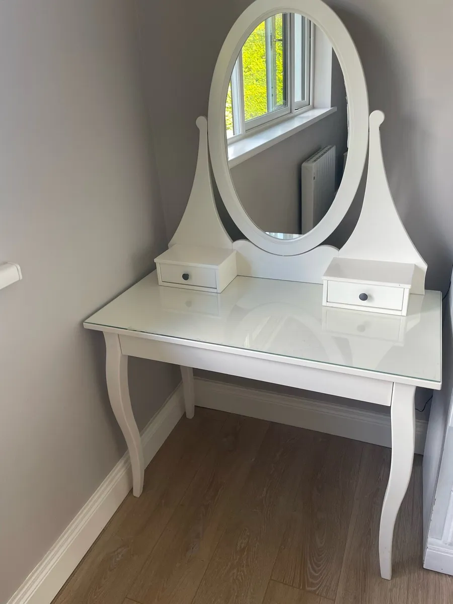 Vanity table - Image 1