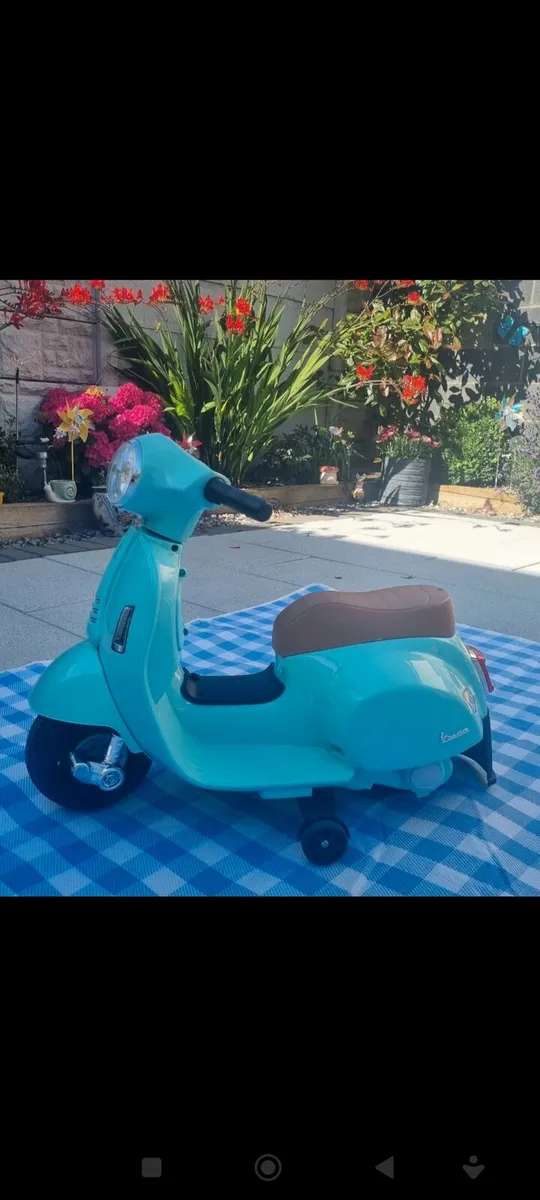 Kids Vespa Ride-On Scooter – Like New! - Image 1