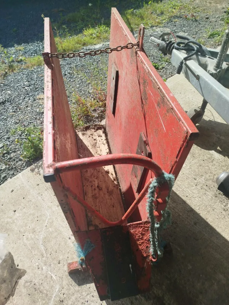 Calf dehorning crate - Image 1