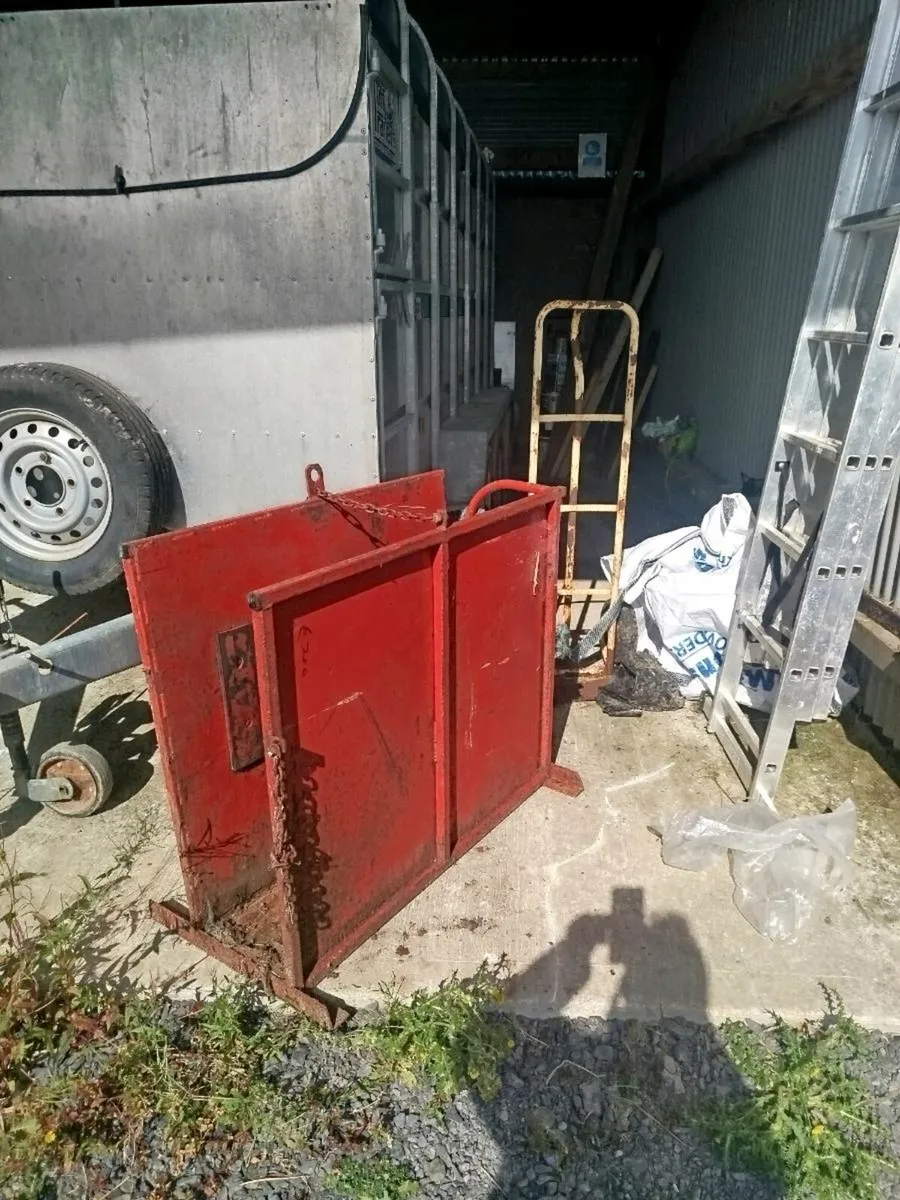 Calf dehorning crate - Image 2