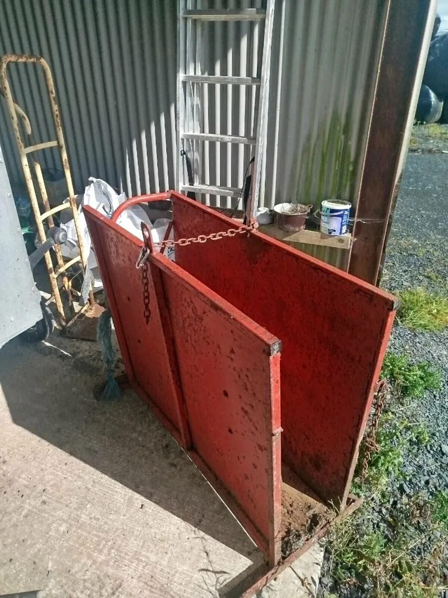 Calf dehorning crate - Image 3
