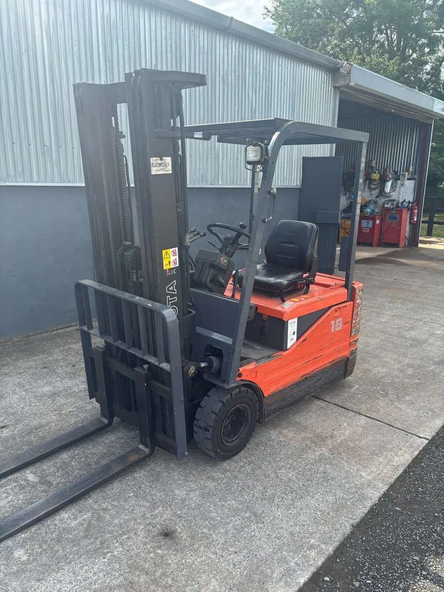Toyota forklift - Image 1
