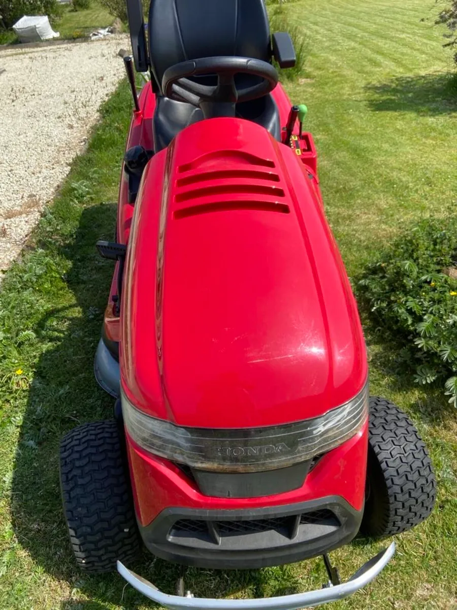 Honda 2417 ride on mower - Image 3