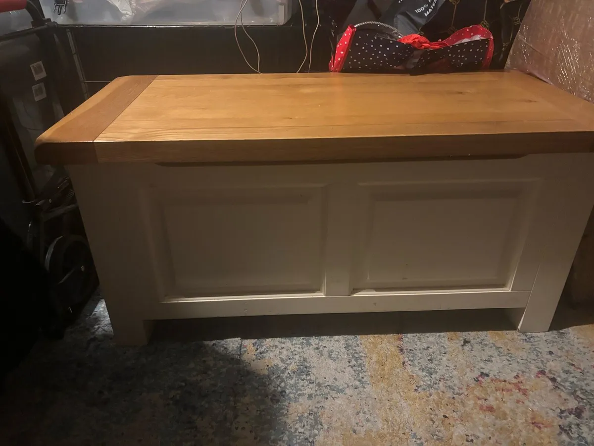 Blanket box - soft cream with oak top - Image 1