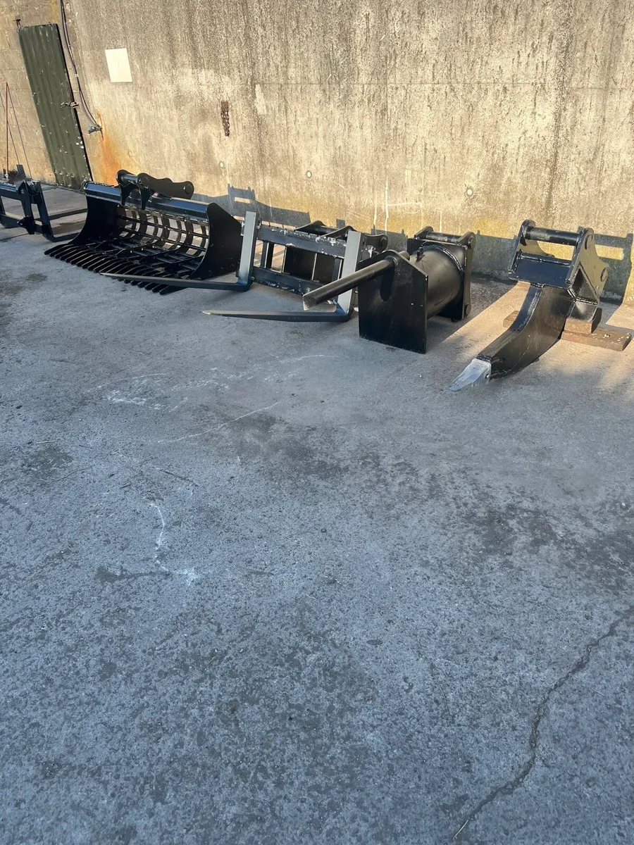 13t rake riddle bucket, pallet forks, ripper tooth - Image 1