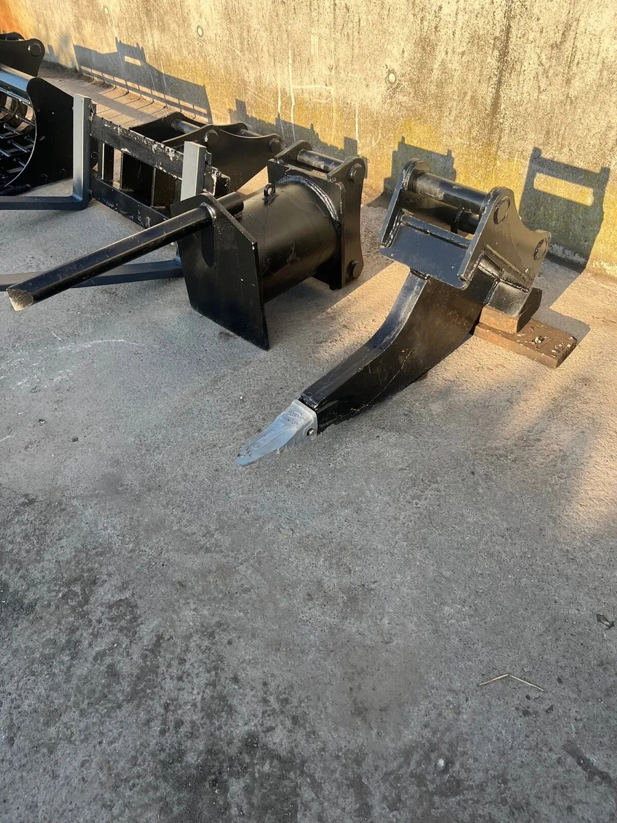 13t ripper tooth, rake riddle bucket,pallet forks - Image 1