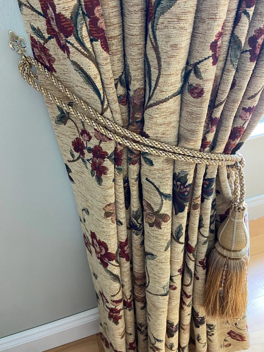 Curtains , Curtain Pole , Rug - Image 1