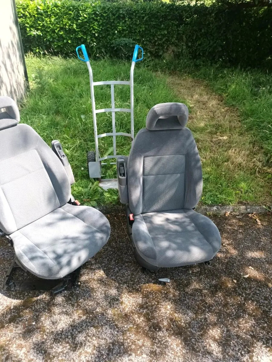 Swivel seats - Image 1
