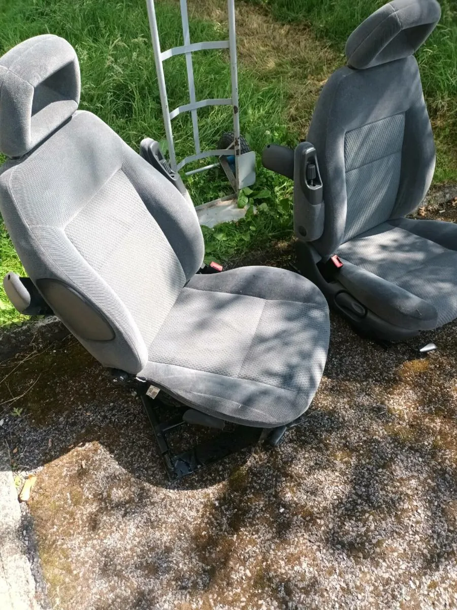 Swivel seats - Image 2