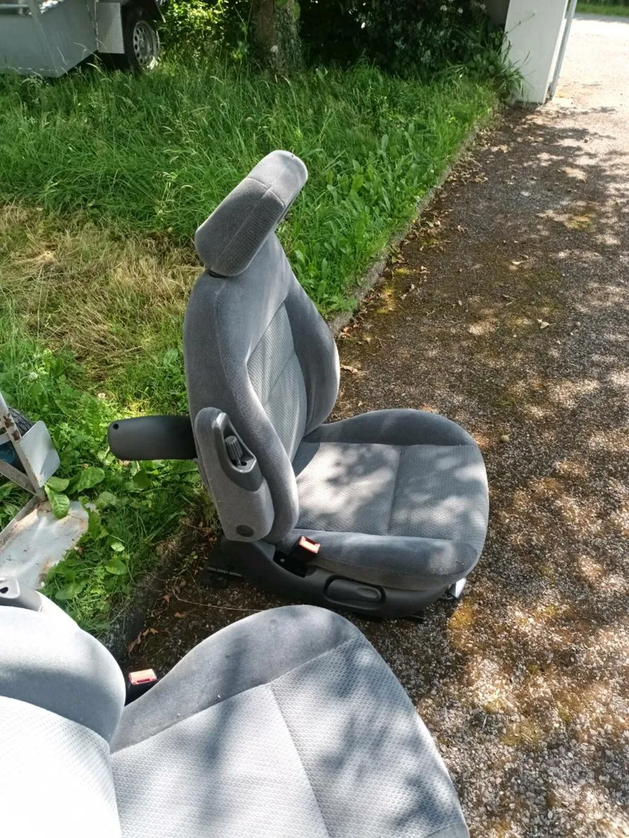 Swivel seats - Image 3