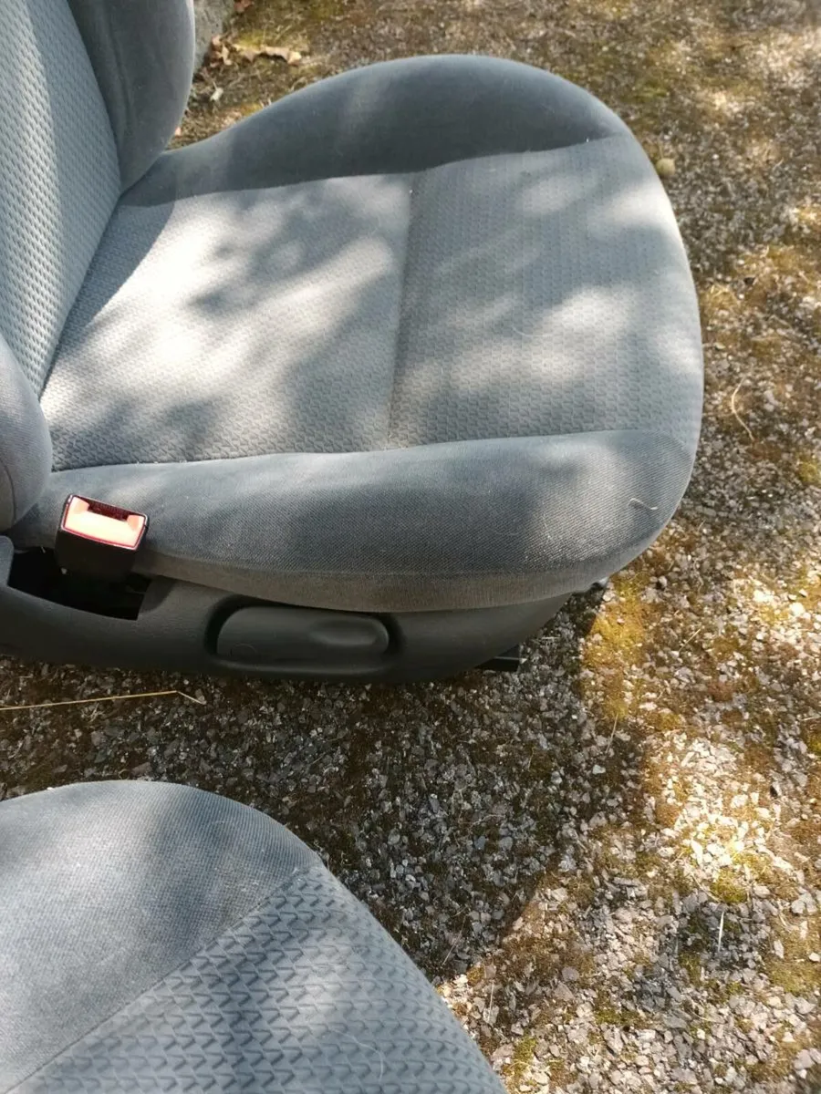 Swivel seats - Image 4