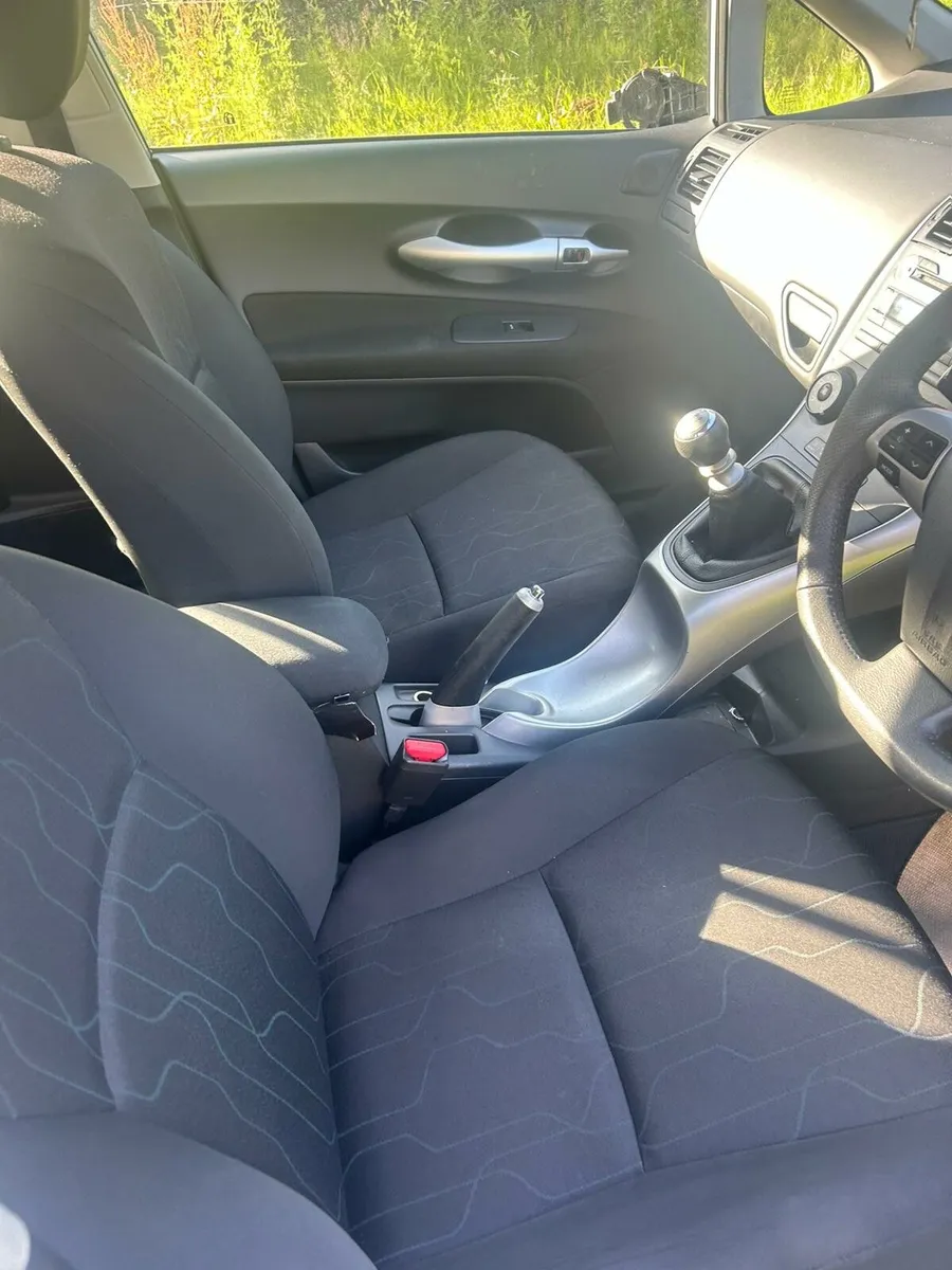 11 Toyota Auris 1.4 D4d Diesel 6 speed - Image 3