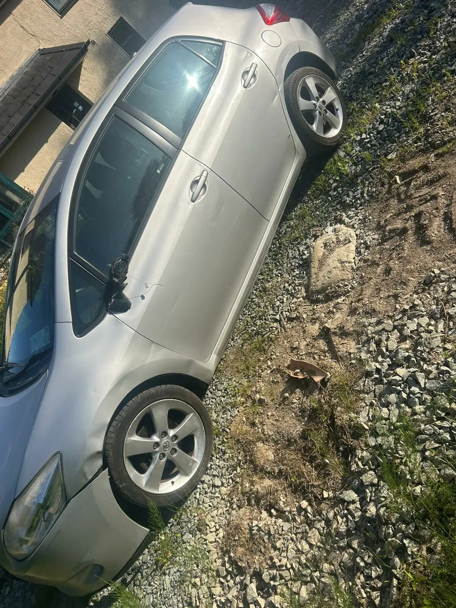 11 Toyota Auris 1.4 D4d Diesel 6 speed - Image 4