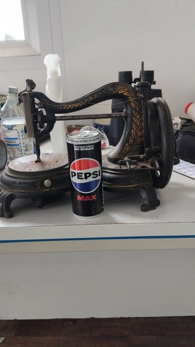 Vintage sewing machine - Image 1