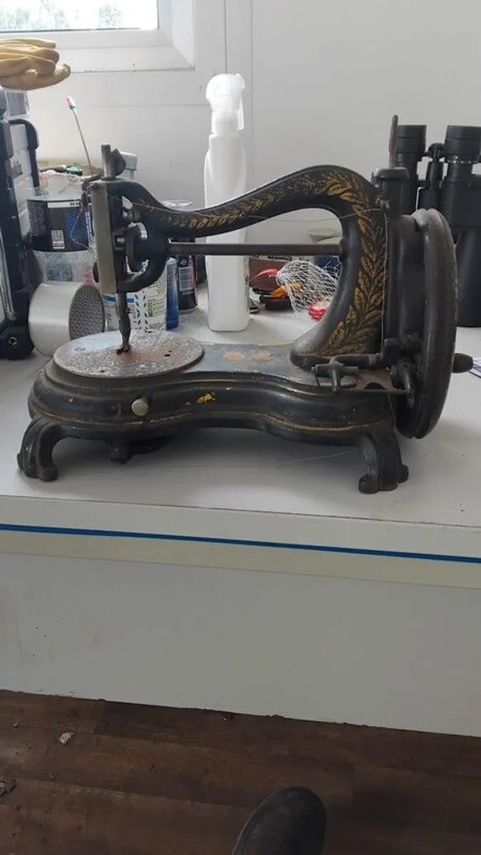 Vintage sewing machine - Image 2