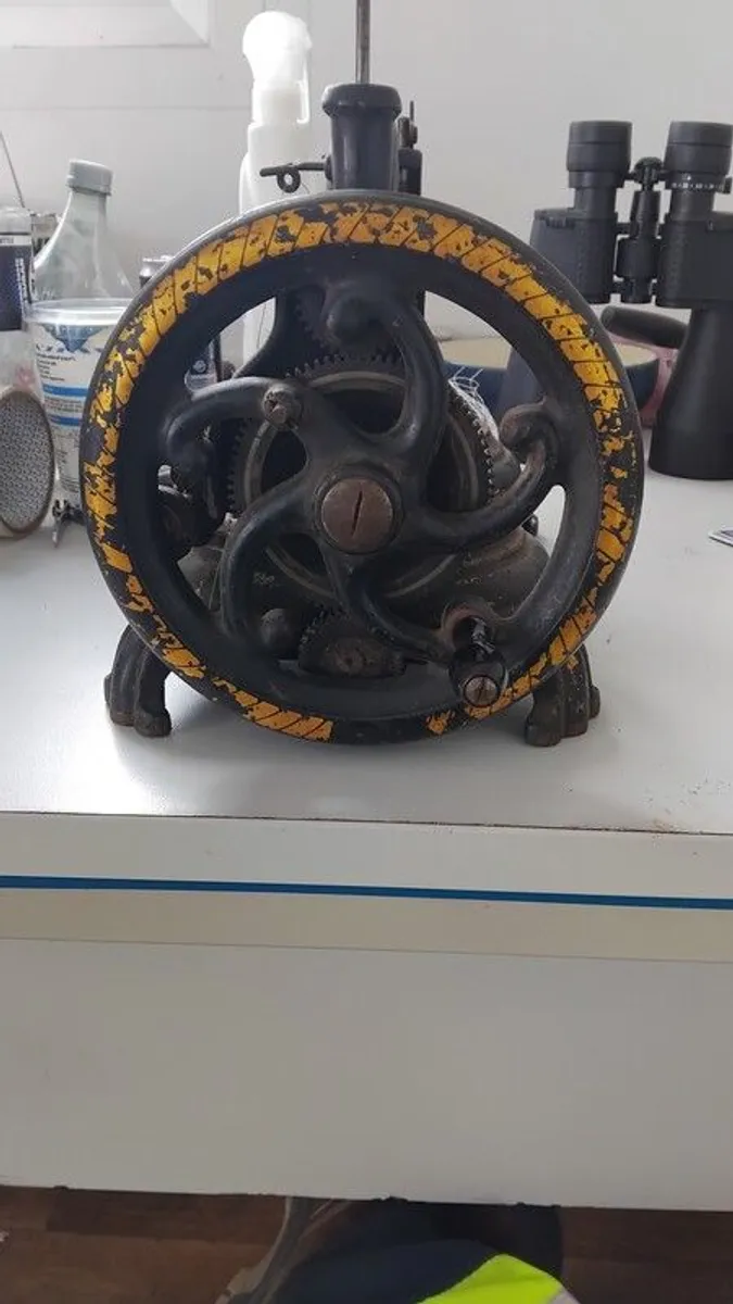 Vintage sewing machine - Image 3