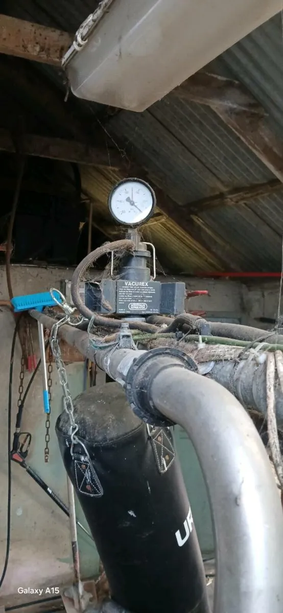 5 unit milking parlour . - Image 1
