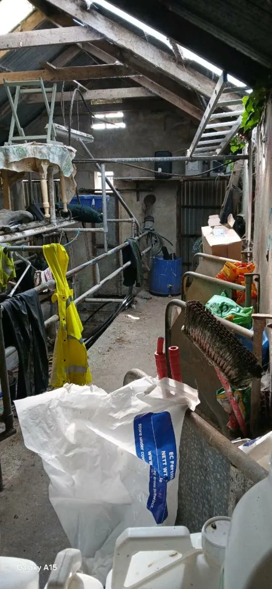 5 unit milking parlour . - Image 2