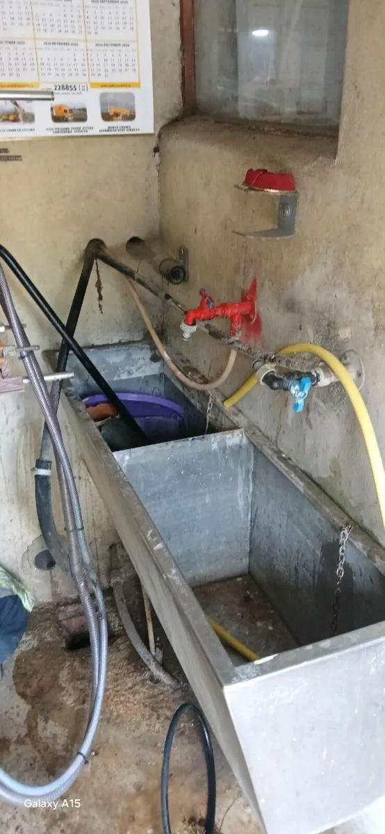 5 unit milking parlour . - Image 4