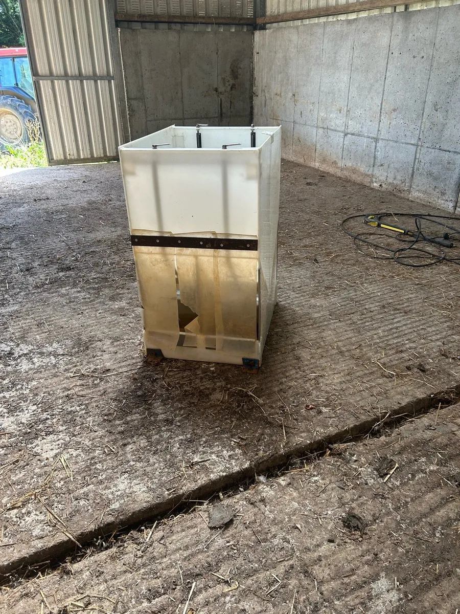 Pig feeders - Image 1