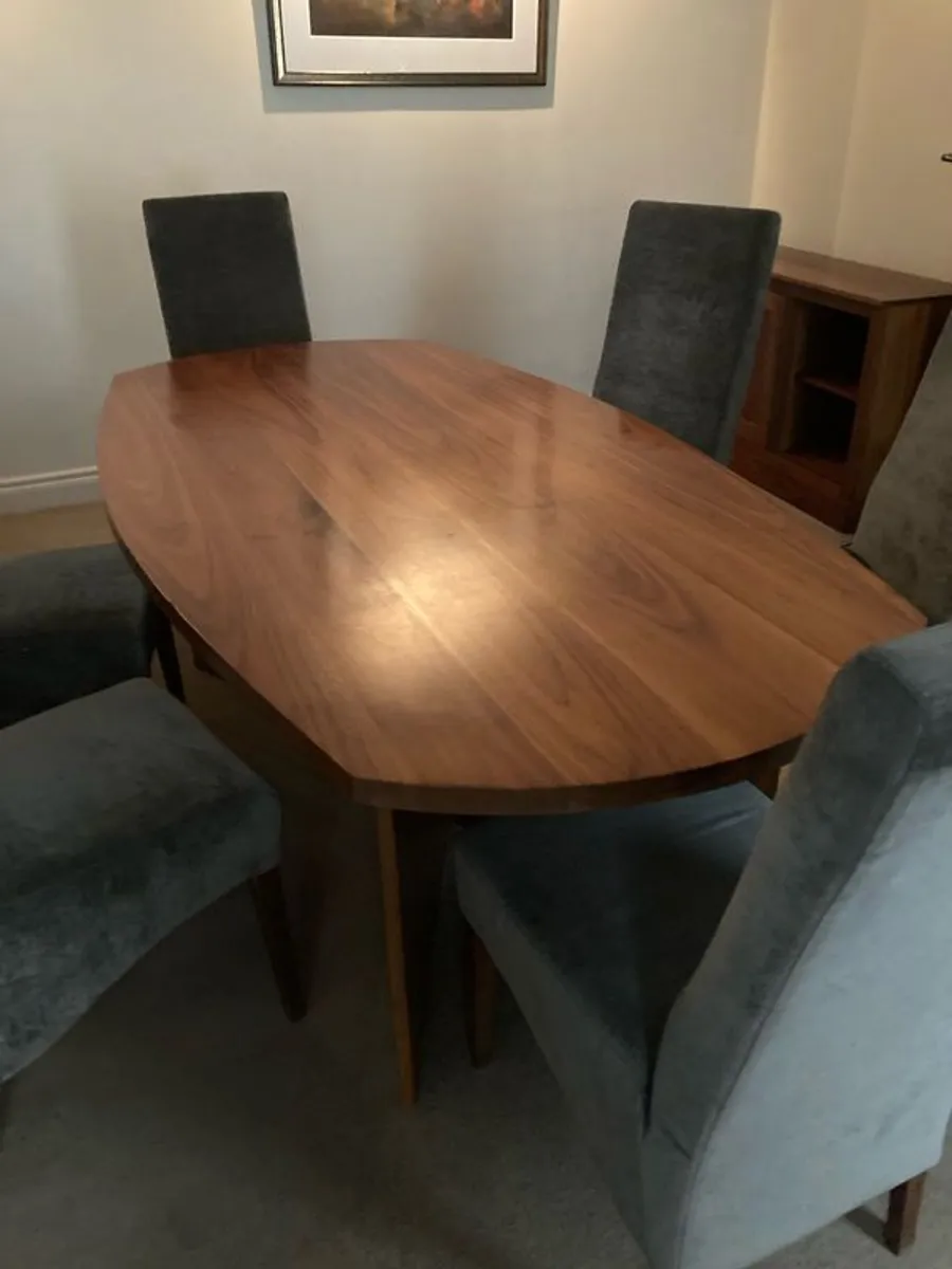 Walnut table, sideboard with 6 chairs - Image 1