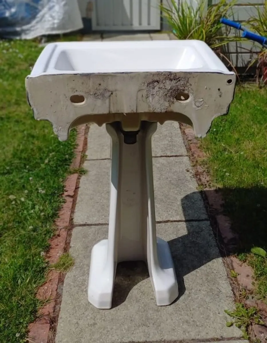Traditional sink and pedestal - Image 3
