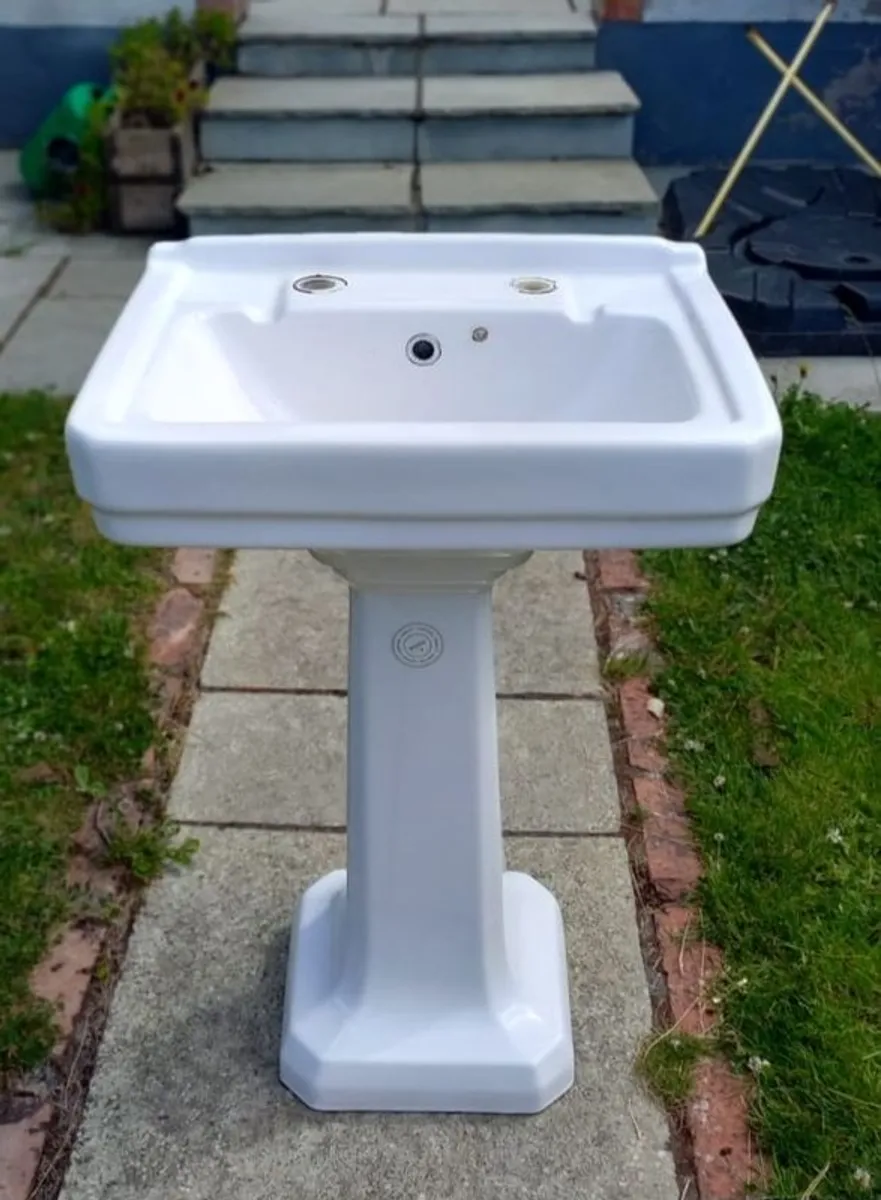 Traditional sink and pedestal - Image 4