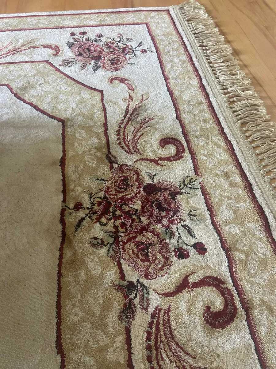 Rug , Lamp , Picture, Table , couch & 2 armchairs - Image 1