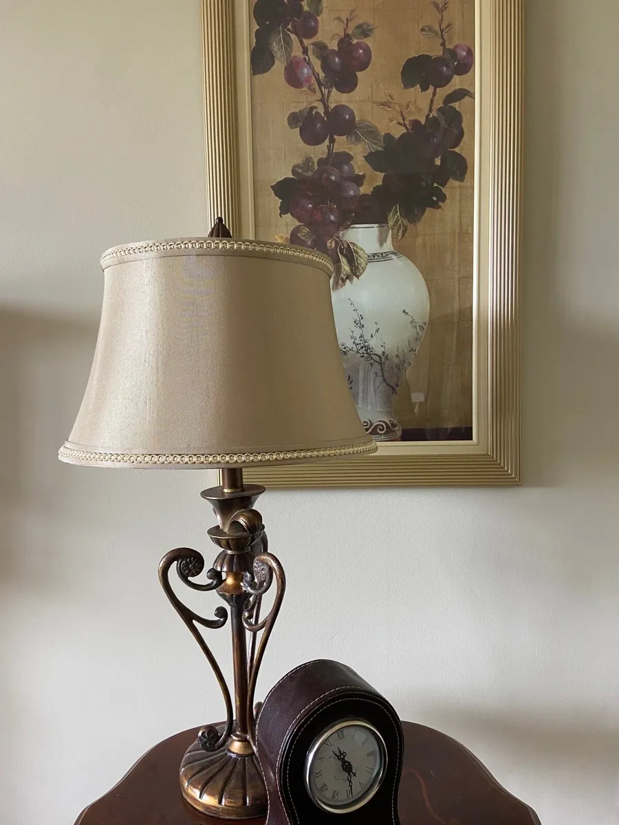 Rug , Lamp , Picture, Table , couch & 2 armchairs - Image 4