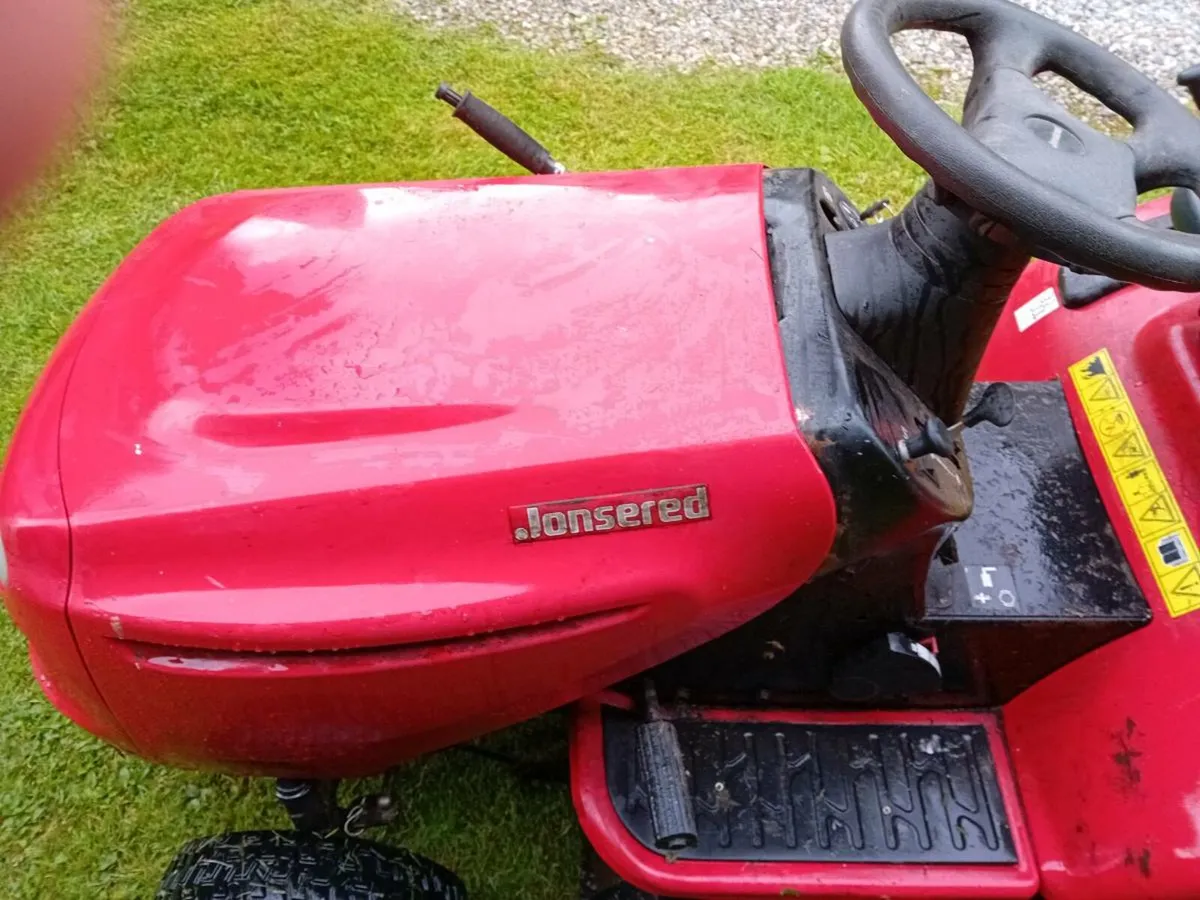 Ride on lawnmower - Image 1