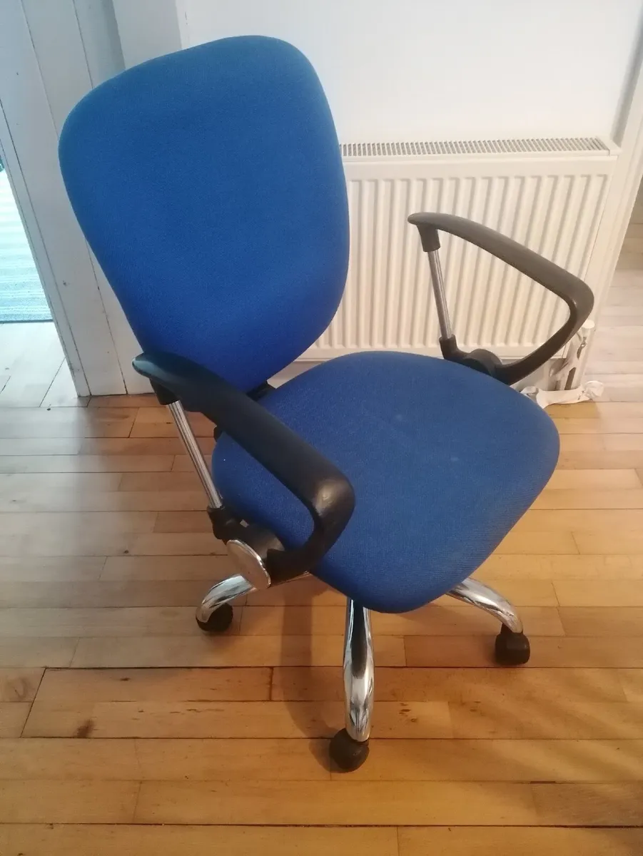 Office chair on wheels - Image 1