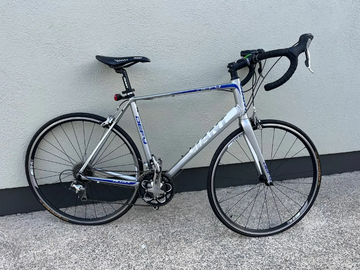 Giant Defy 2 road bike - Image 1