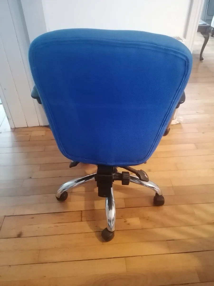 Office chair on wheels - Image 2