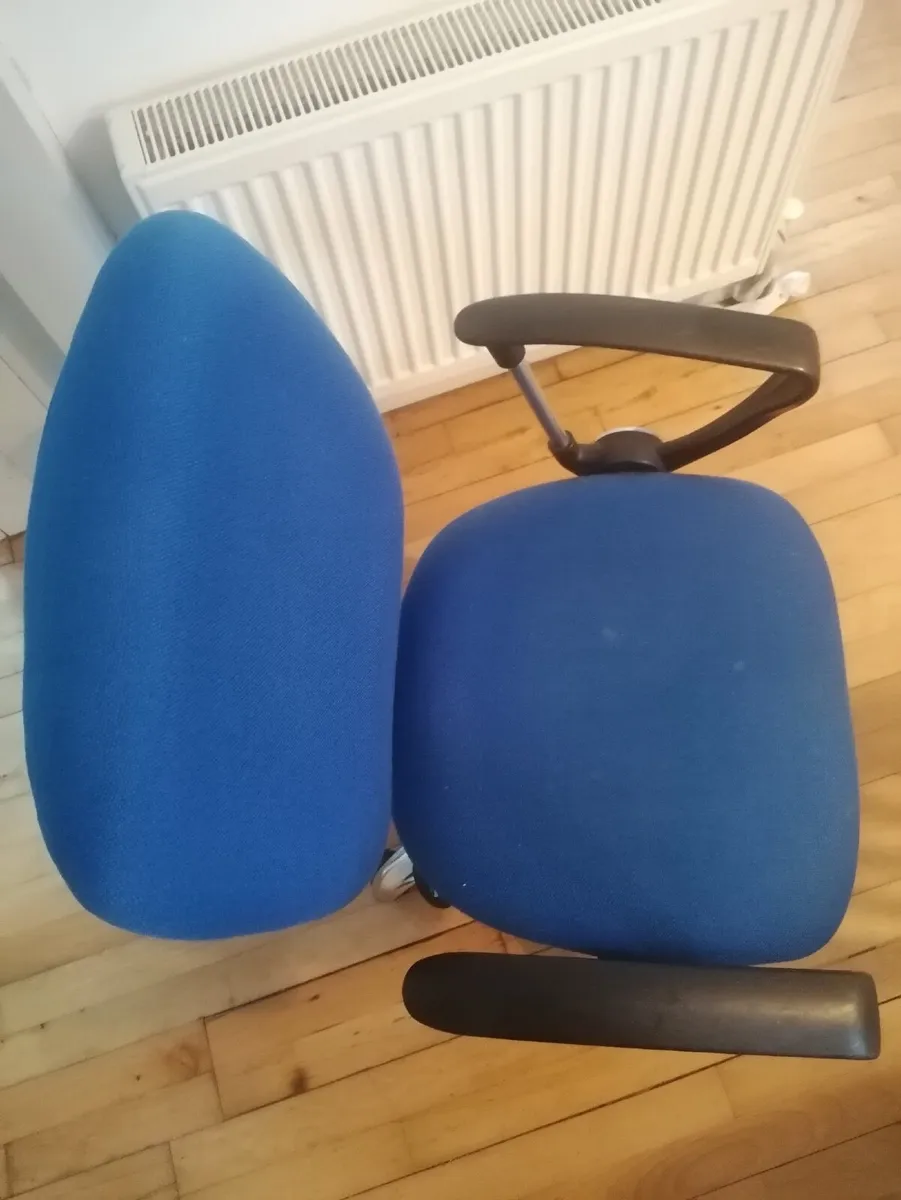 Office chair on wheels - Image 3