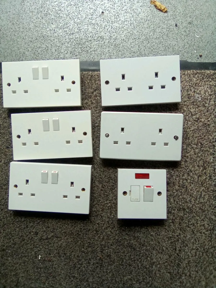 5  TWIN  SOCKETS.  AND 1   SWITCHED  SPUR   UNIT - Image 1