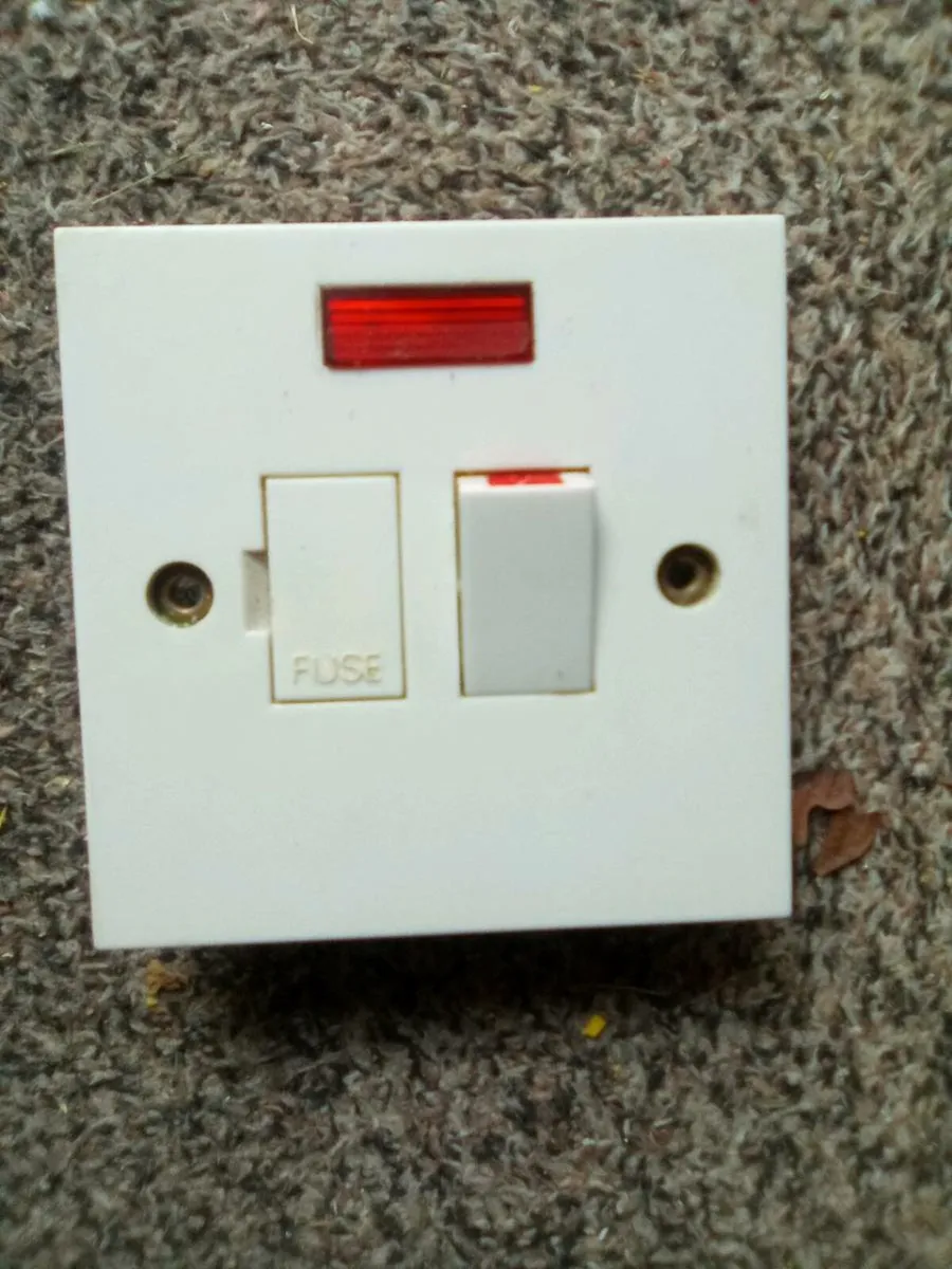 5  TWIN  SOCKETS.  AND 1   SWITCHED  SPUR   UNIT - Image 3