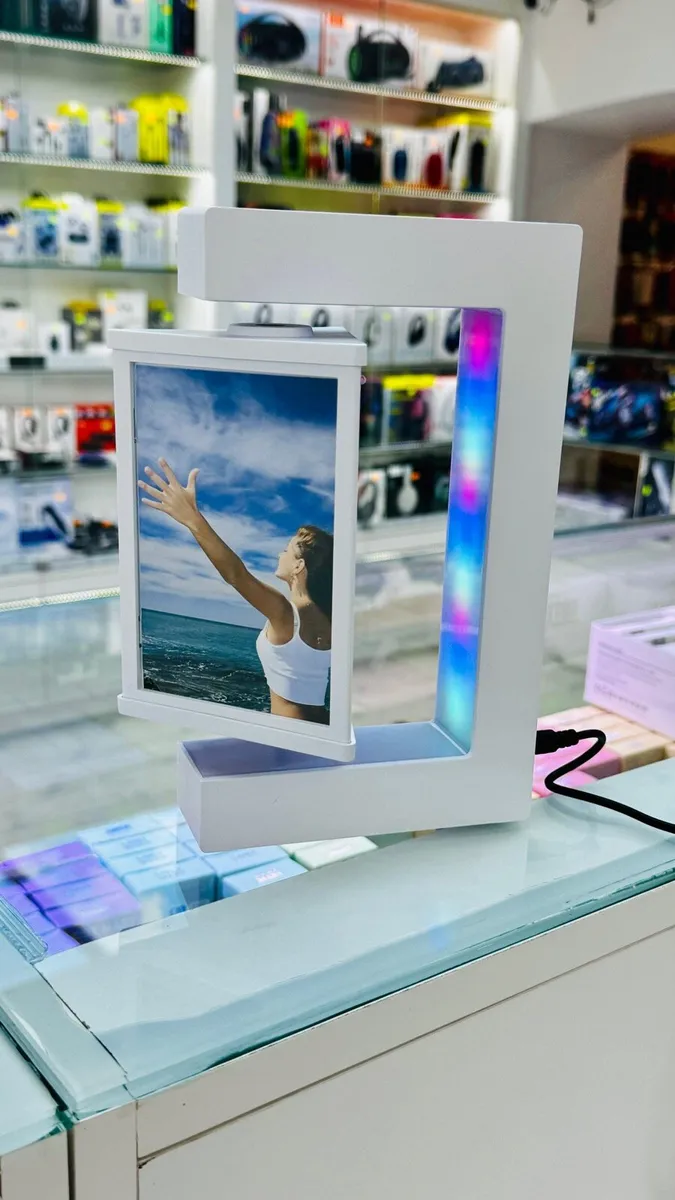 Magnetic Floating picture Frame