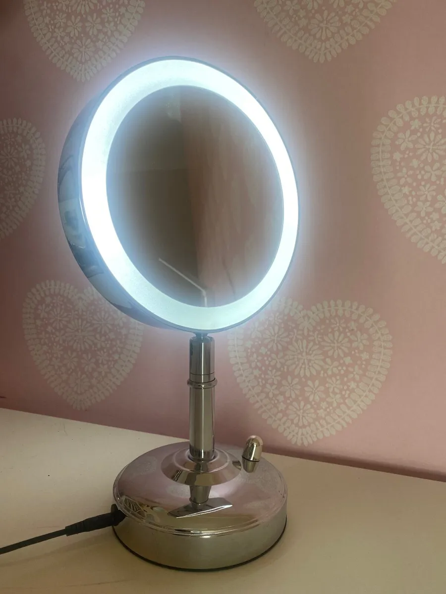 No7 Illuminated Make Up Mirror - Image 1