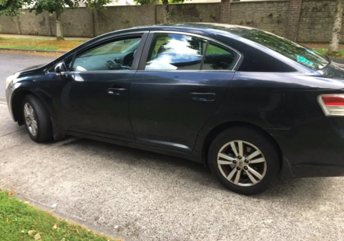 Toyota Avensis 2010 - Image 2