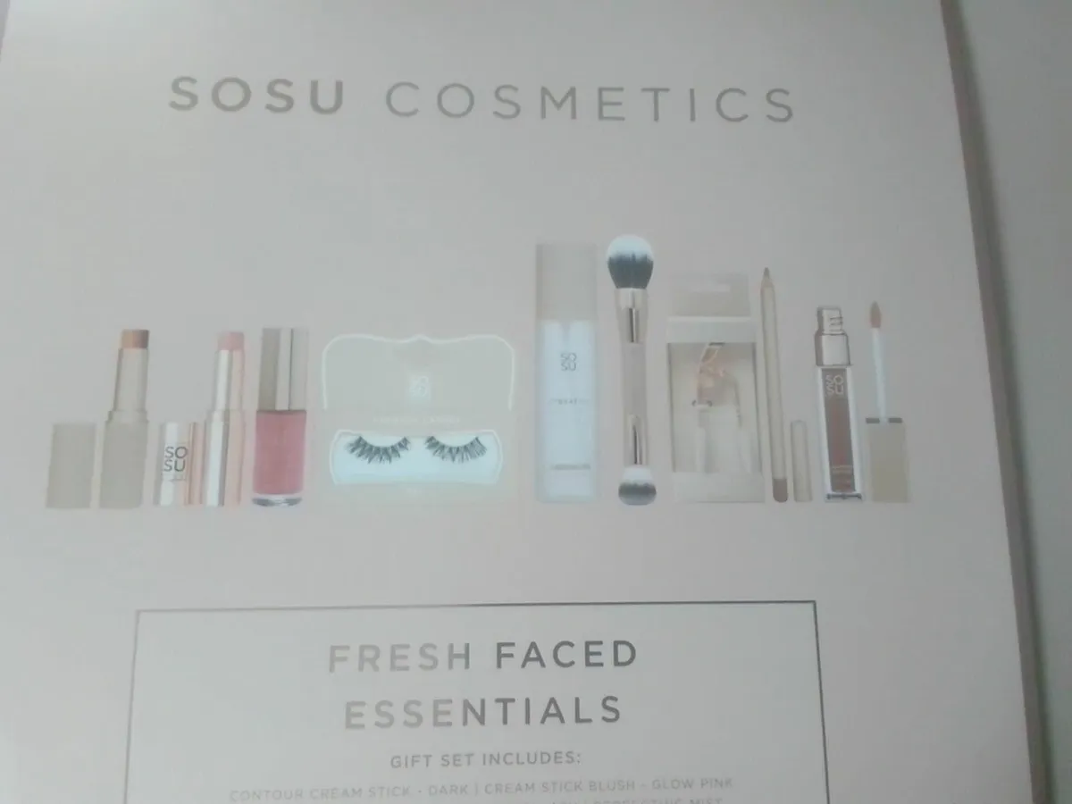 SOSU LARGE FRESH FACED ESSENTIAL COSMETICS BOX NEW - Image 1