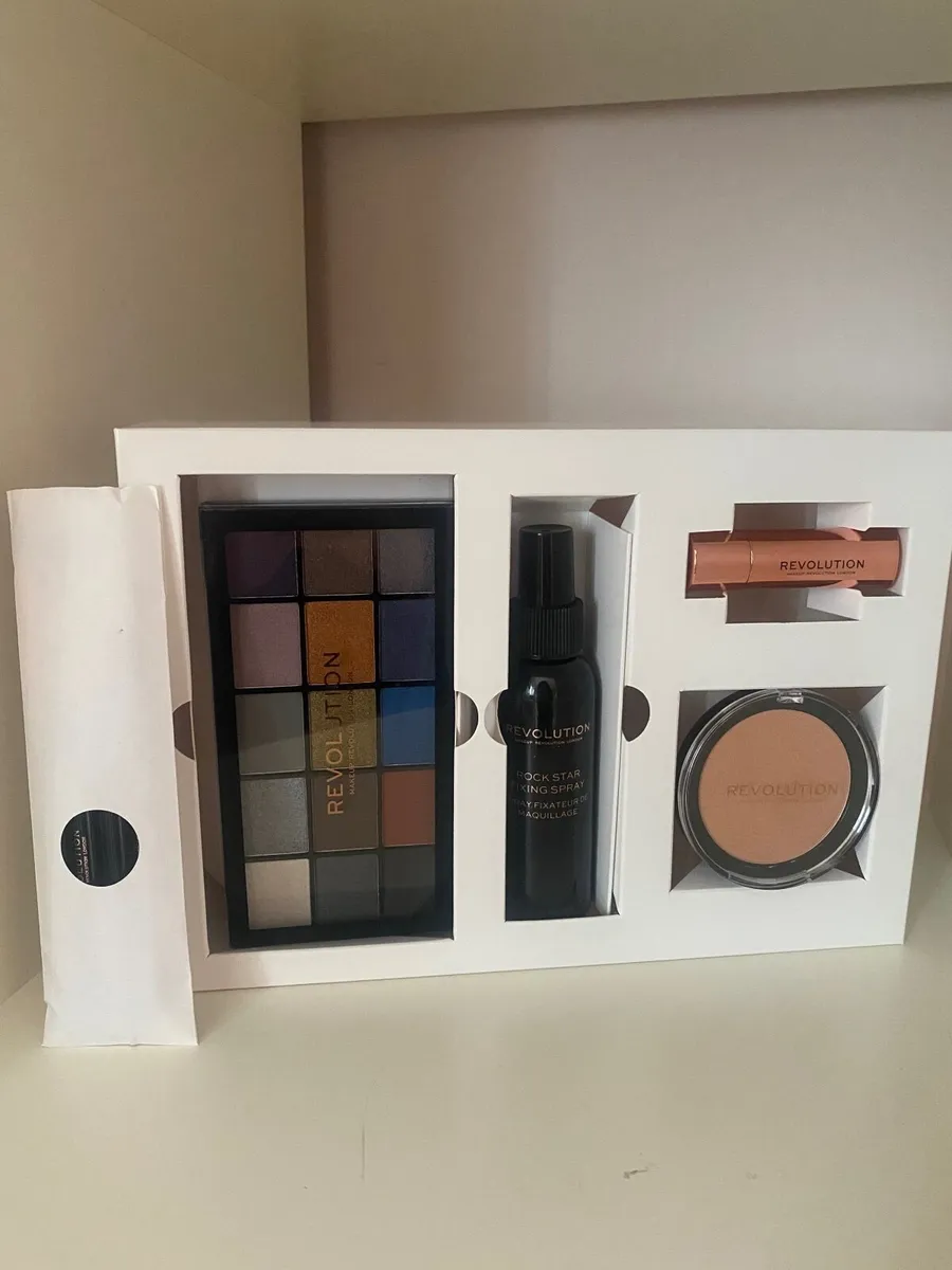 Revolution ‘The Rockstar’ Makeup Set - Image 2