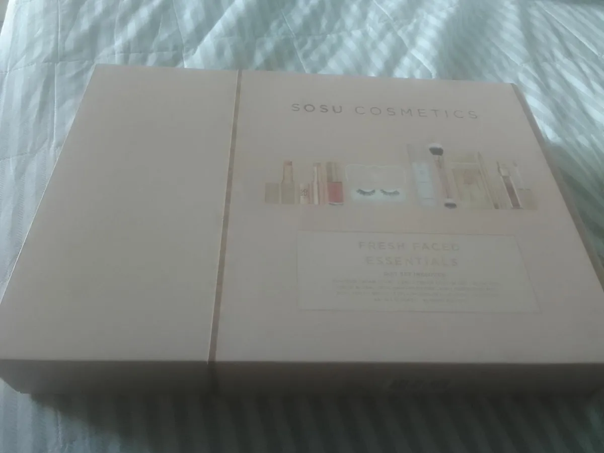 SOSU LARGE FRESH FACED ESSENTIAL COSMETICS BOX NEW - Image 2