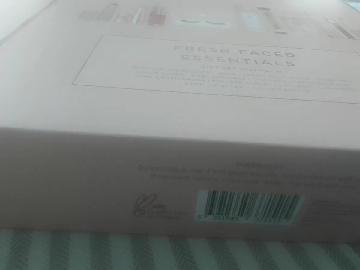 SOSU LARGE FRESH FACED ESSENTIAL COSMETICS BOX NEW - Image 3